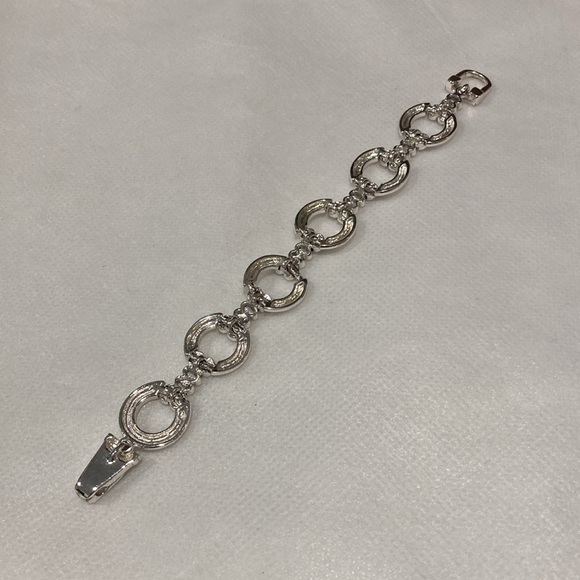 Round Open Link Silvertone Filigree Spacer Magnetic Fold Over Clasp Bracelet - Picture 14 of 15